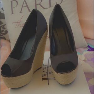 Great condition never worn size 6 heels